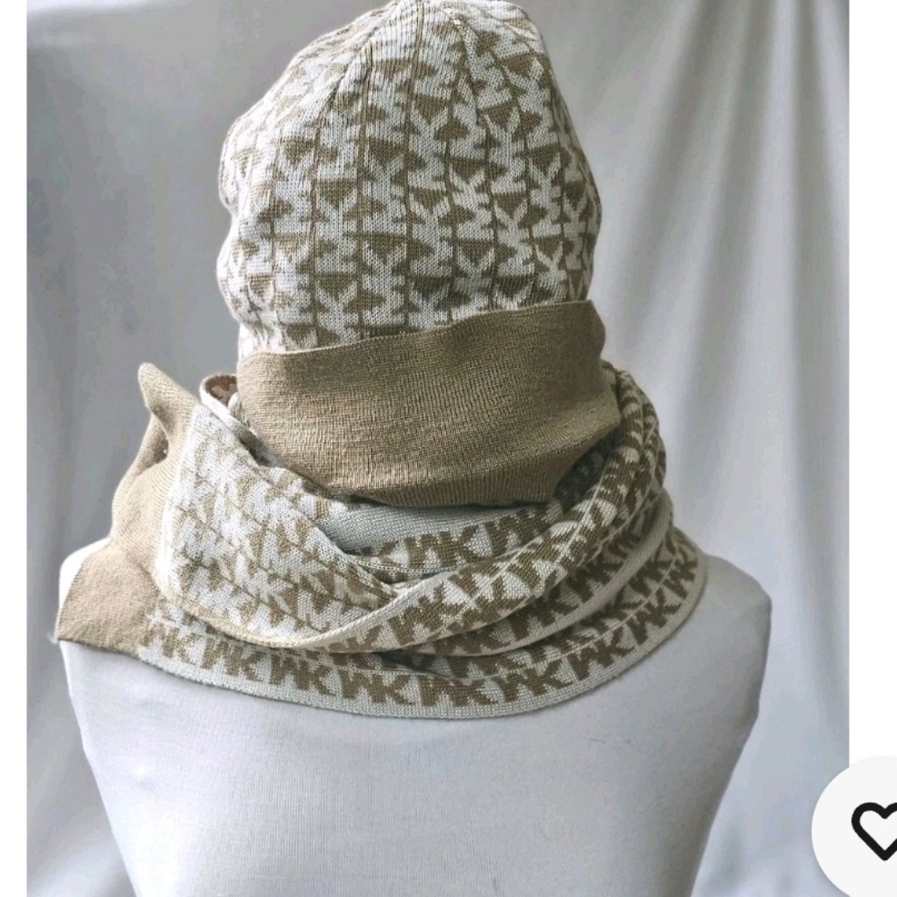 Brand New Michael Kors Monogram Ivory & Beige Lightweight Hat & Scarf Set